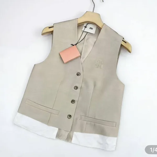 Chaleco Miu Miu y pantalón a juego