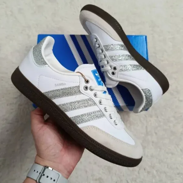 Adidas Samba con líneas plateadas