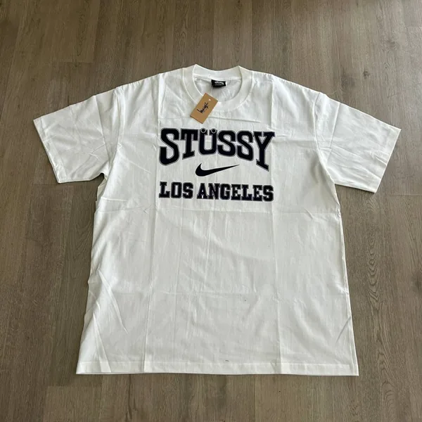 Camiseta Nike x Stussy en varios colores