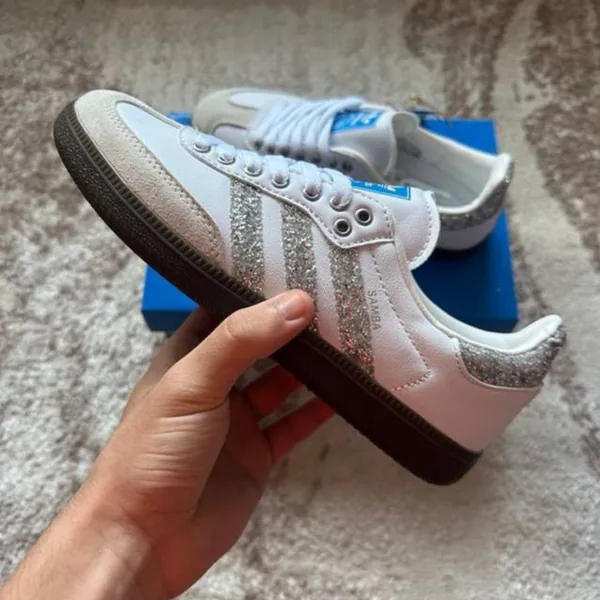 Adidas Samba OG con raya de purpurina